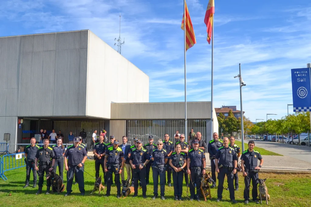 Participants amb els gossos de les unitats canines de les policies locals davant la seu de la Policia Local de Salt.