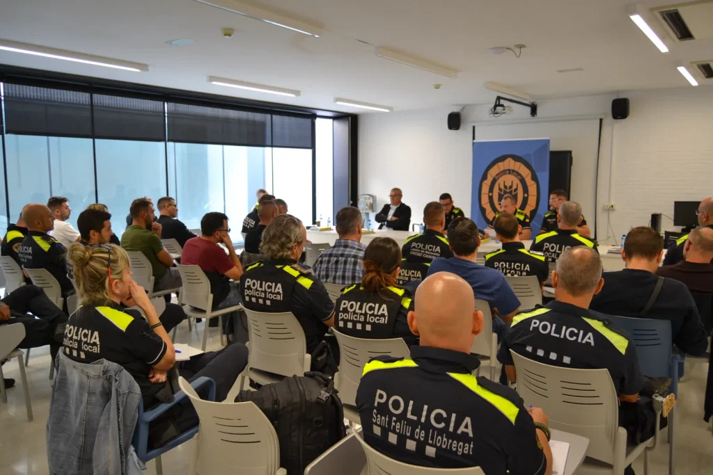 Assistents a la trobada de policies locals sobre unitats canines, celebrada a Salt.