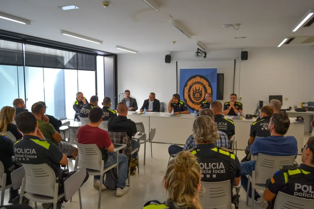 Participants escolten una ponència de la jornada sobre unitats canines de policies locals a Salt.