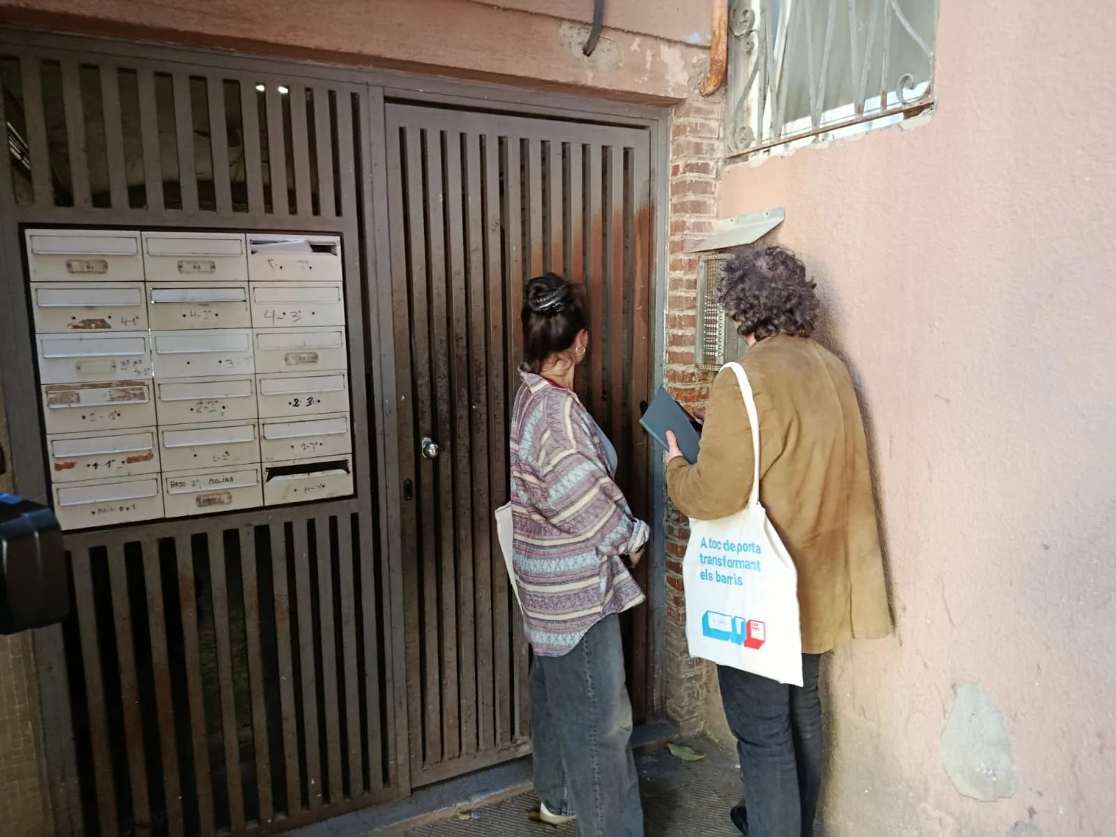 Una visita porta a porta del projecte A-Porta al Barri Centre de Salt